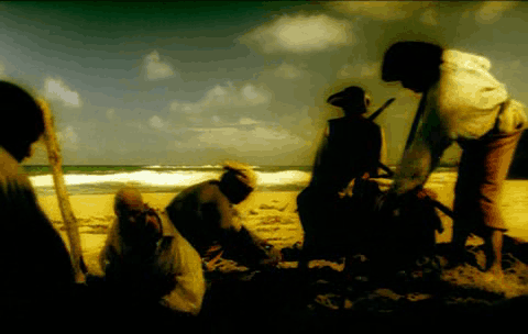 Piratas escondiendo un tesoro en la playa