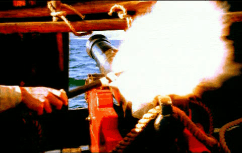 Disparo de cañón de barco, tras encender la mecha