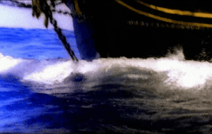 Casco de un barco rompiendo las olas