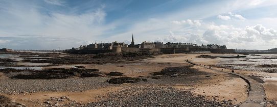 Vista de la costa de Saint Malo en Francia