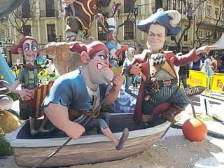 Escultura de piratas en las fallas de Valencia