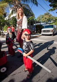 Familia disfrazada de piratas