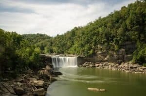 Guia Hispana Kentucky: Recuerdos Hispanos 1 Paisaje de Estado de Kentucky. cascada