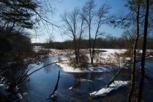Paisaje de Estado de Massachusetts, rio y orillas heladas