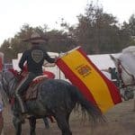 Charro a caballo con la bandera de España