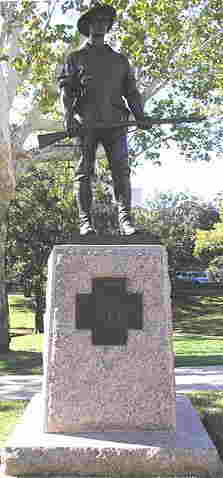 Estatua de un veterano hispano de la Independencia de las 13 colonias