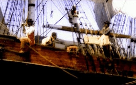 Piratas en la cubierta listos para el abordaje