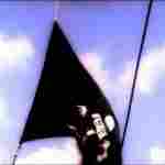 Bandera negra pirata ondeando al viento