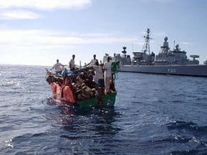 Hoy: Piratas Marítimos del Siglo XXI, en la actualidad 1 Buque de guerra vigila a una posible embarcación pirata en Somalia