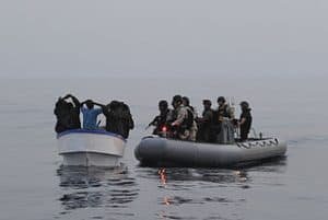 Hoy: Piratas Marítimos del Siglo XXI, en la actualidad 2 Captura por marines de una lancha de piratas
