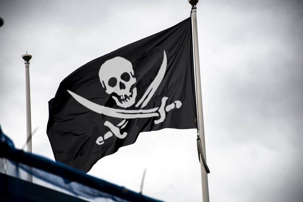 Bandera negra pirata con espadas y calavera